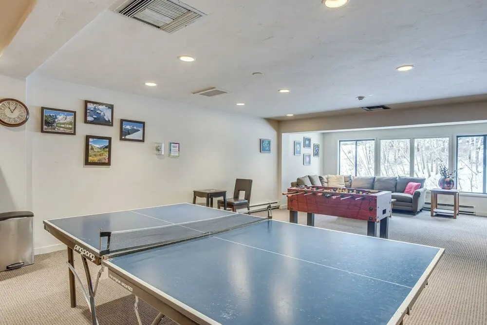 Condo w/ Hot Tub Access - Quick Bus Trip to Ski!
