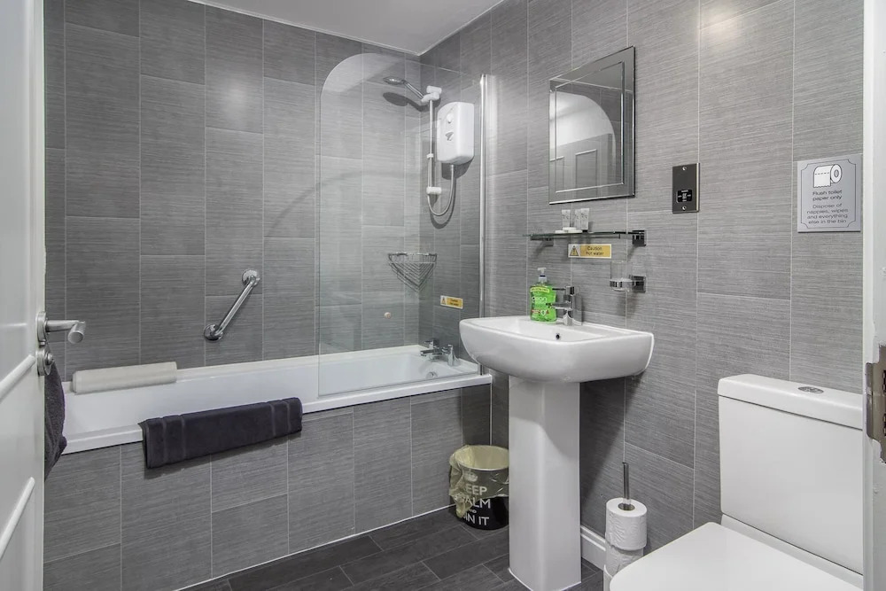 2 Bedrooms Sleeps 6 Near Top Blackpool Attractions