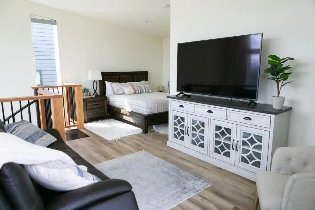 LUX Modern Chalet, Pool & Hot Tub, 10 Mins to the Mountain & Incredible Views