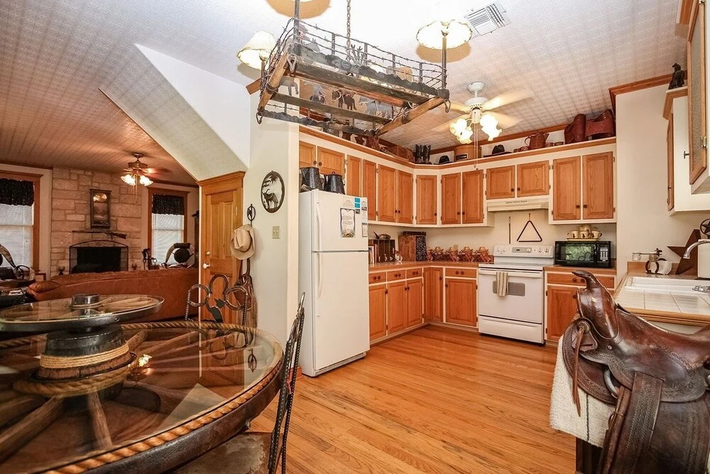 Texana Guesthouse 3 Bedroom Home by Redawning