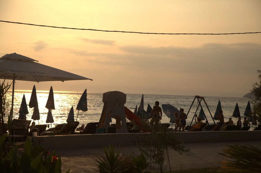Apartments Kuce Lekovica Beach & snack bar- Bistro