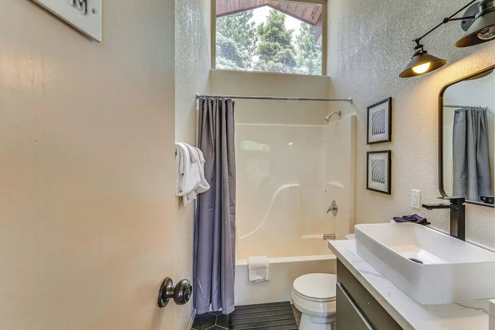 Stylish, Serene Angel Fire Cabin w/ Hot Tub!