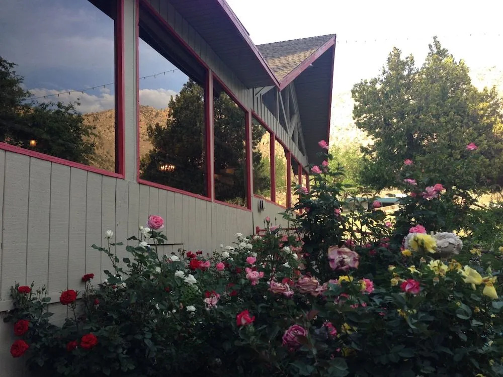 Piazza's Pine Cone Inn