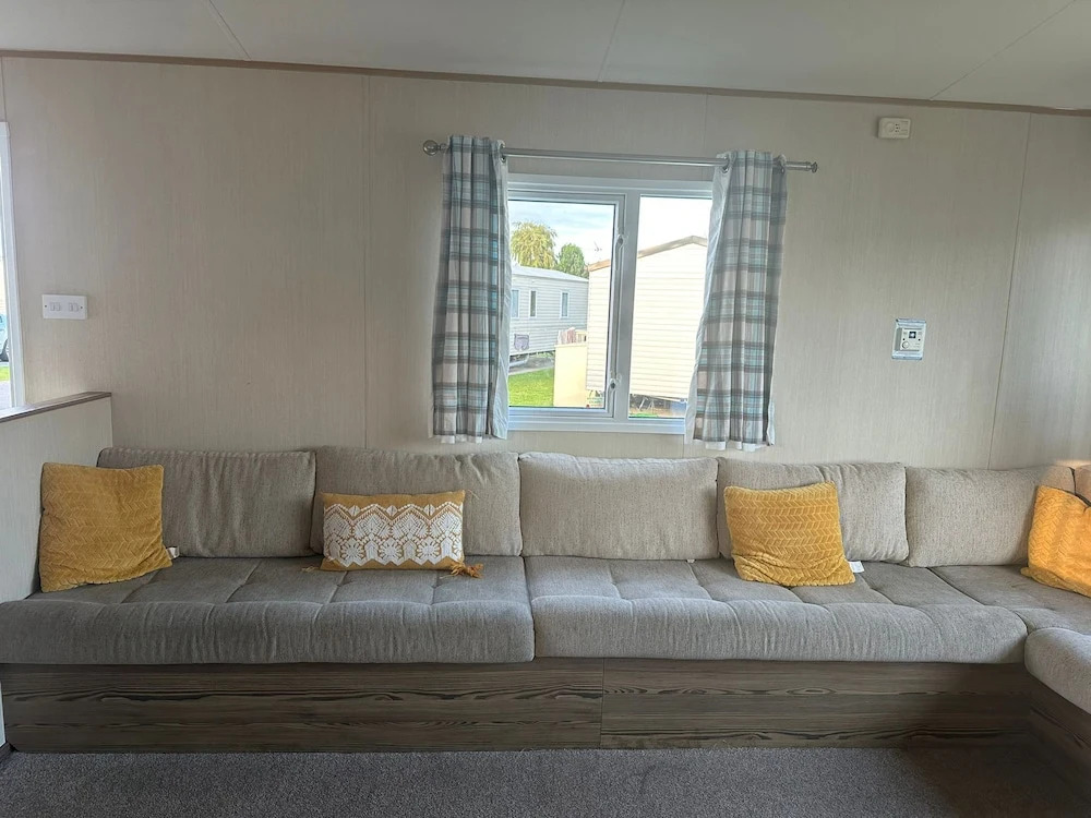 2br-sleeps6-wifi-freeparking-holidaypark
