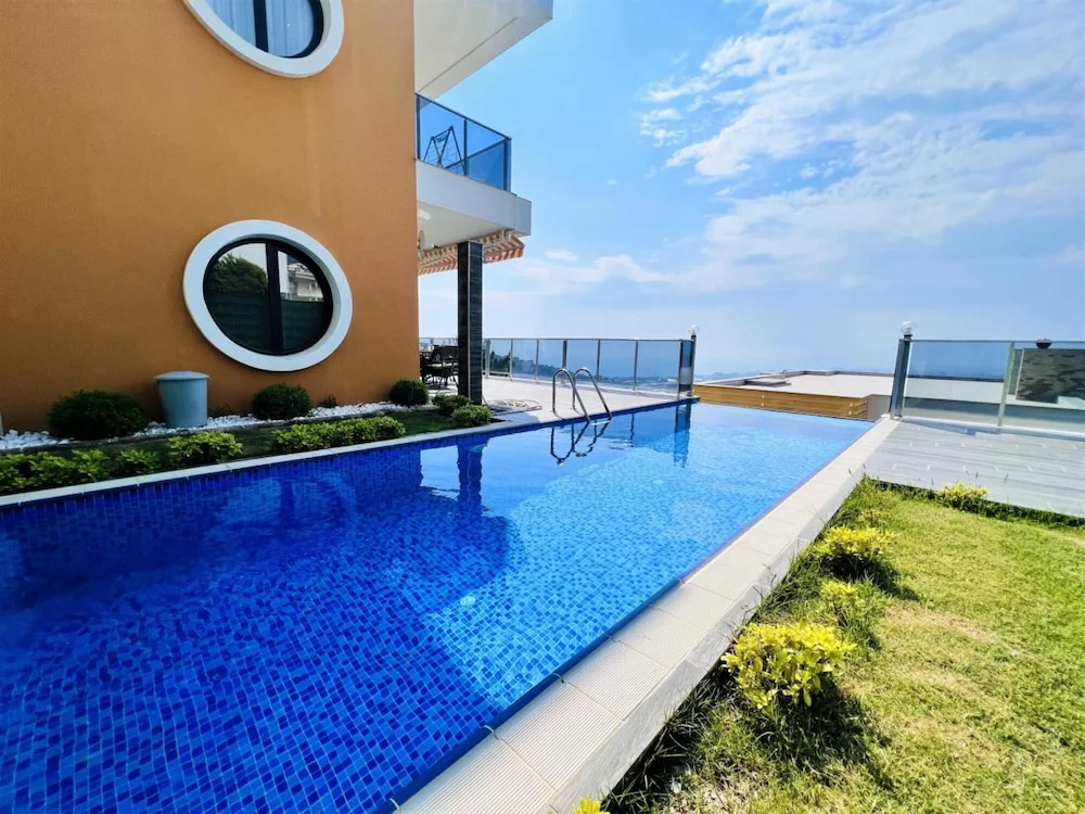 Villa With Private Pool and Terrace in Alanya