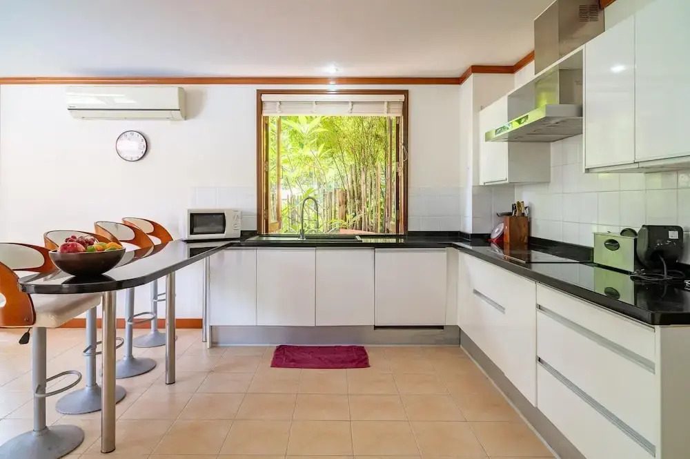 4 BR Villa walking distance to beach - KBR44