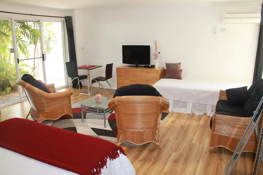 Salamander Beach Accommodation Adults Only