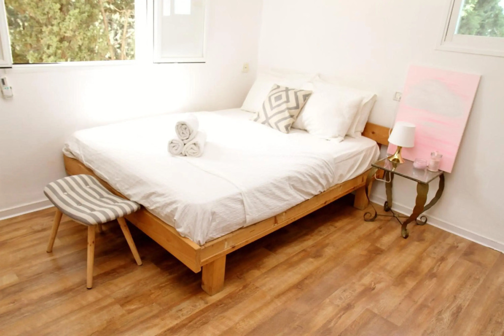 Holiday studio apartment near the Bahá ' í gardens