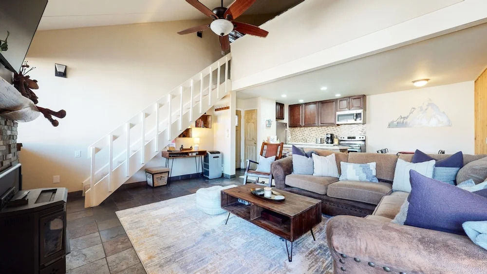 San Sierra 26 Pet-Friendly, Mountain Modern, Walk to The Village by RedAwning