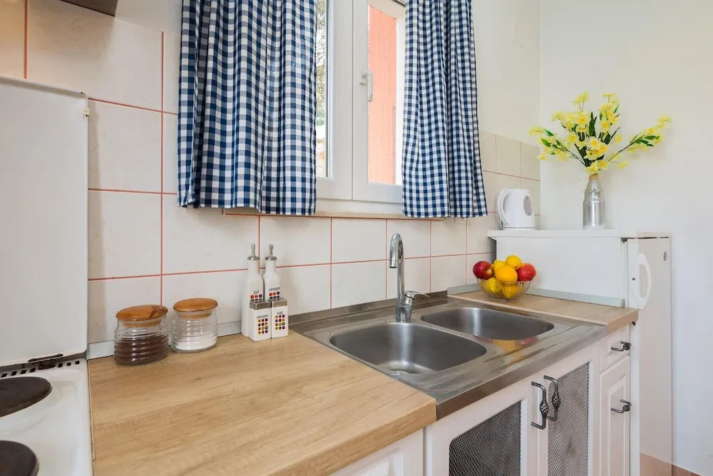 2 - Modern Apartment With Garden, 80m From Beach
