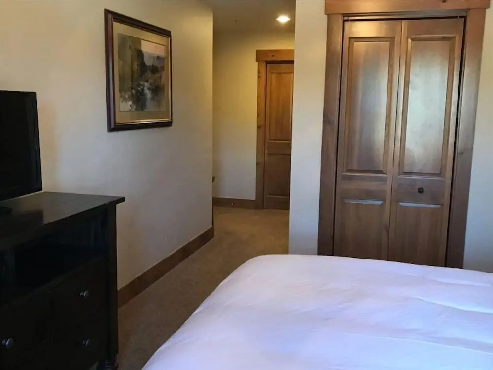 Luxury 2 Bedroom Mountain Vacation Rental in Breckenridge With Access to a Hot Tub and Heated Garage Parking