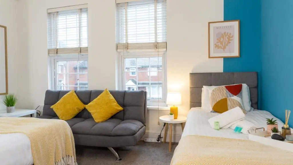 Air Host and Stay - Daisy House - Large 3 bedroom sleeps 8 10 minutes from city centre