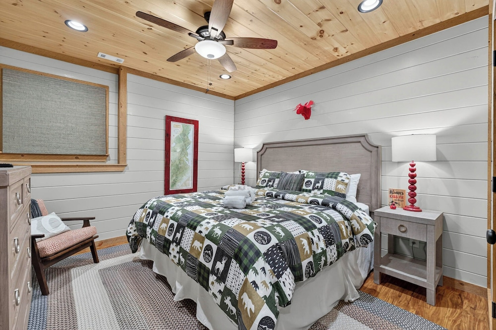 Luxury Mineral Bluff Cabin With Deck & Hot Tub!