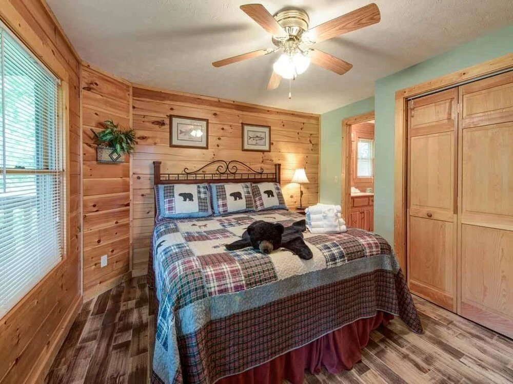 Whisper Mountain 2 Bedroom Home with Hot Tub