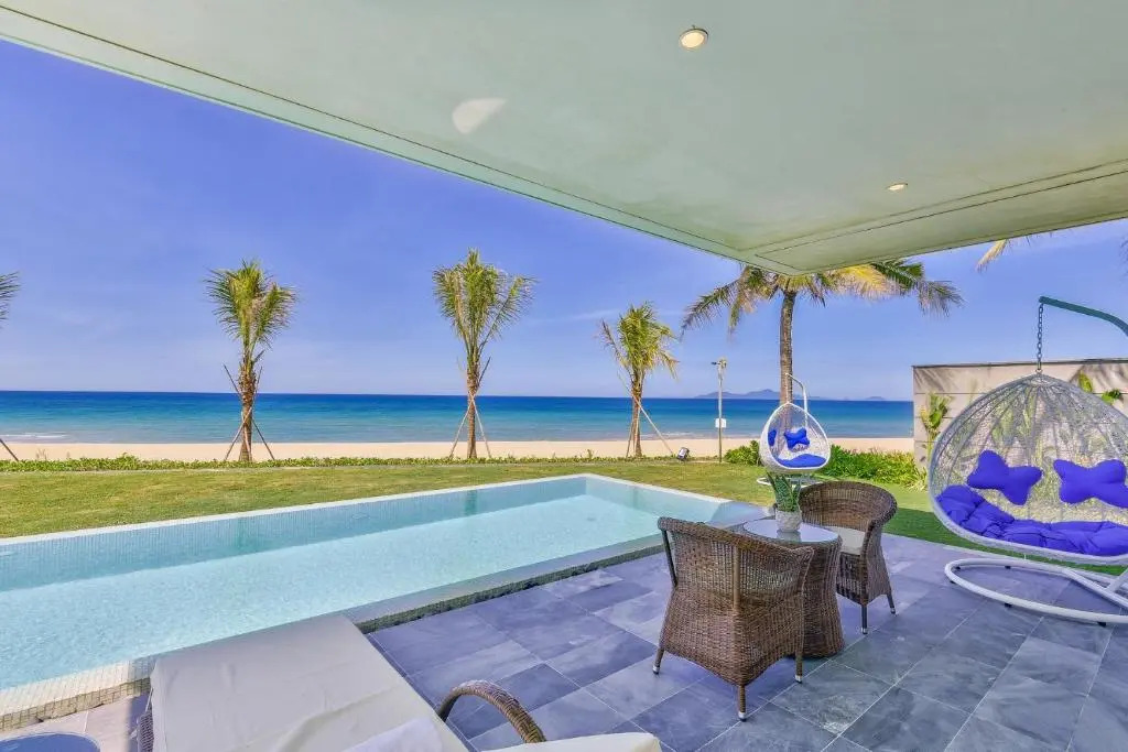 Deluxe villa along the beach