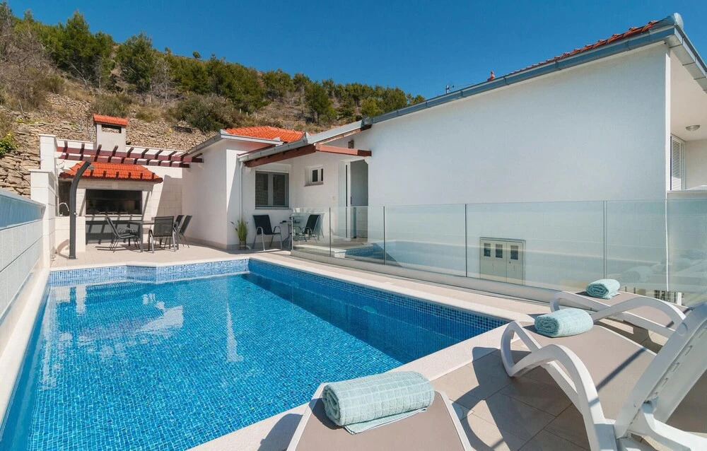 Awesome Home in Zrnovnica With Wifi, 4 Bedrooms and Outdoor Swimming Pool