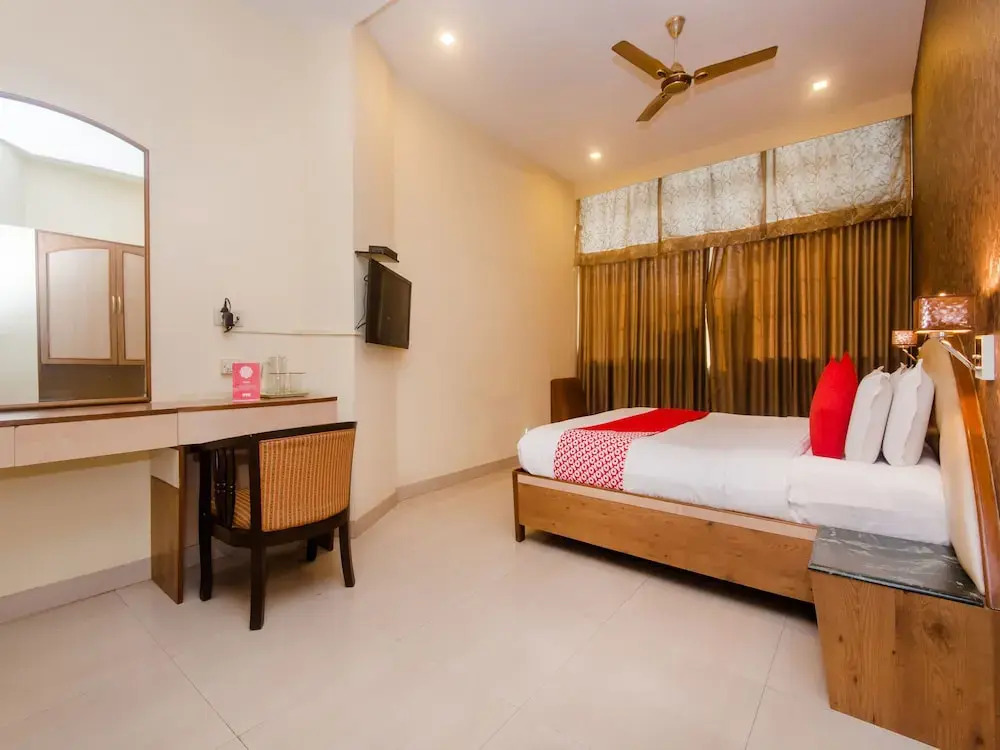 OYO 13105 Hotel Blue Diamond