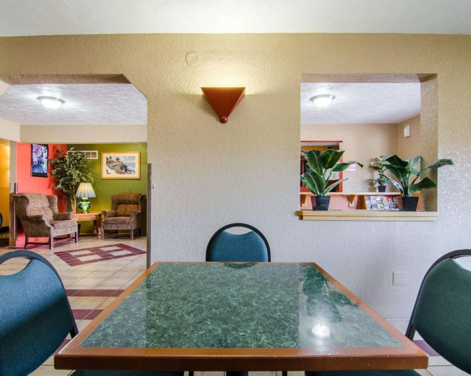 Econo Lodge Interstate 35 Exit 183