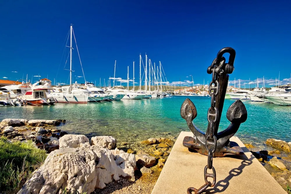 Seafront apt With Terrace, 4 Bedrooms and Mooring