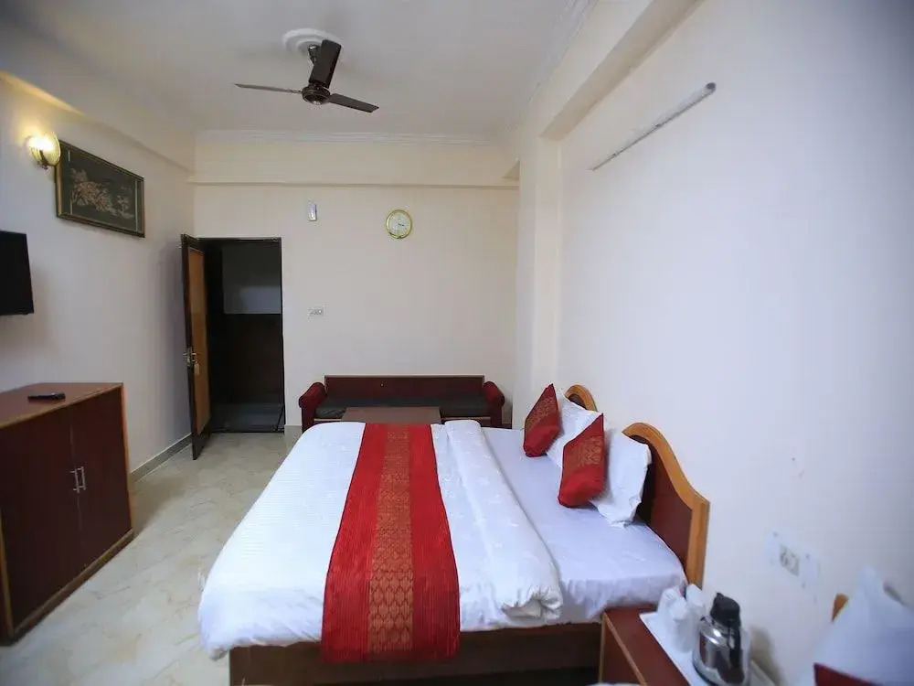 13326 Gupta Palace