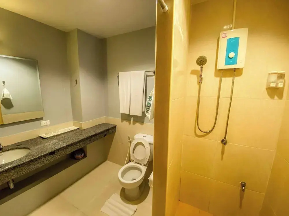 Room-hotel With Balcony in Phukettown