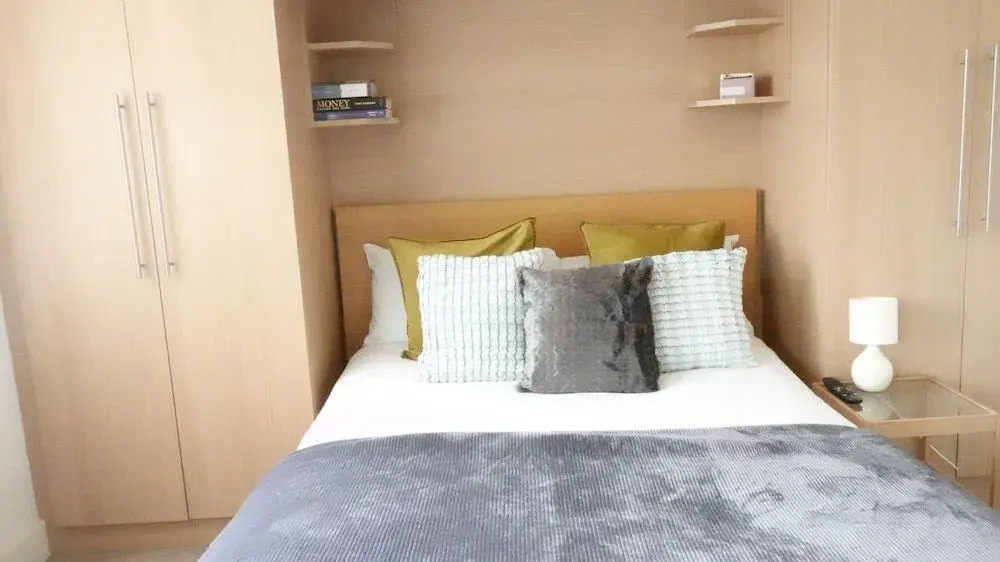 Private on suites- Private Bathroom every room-1 Bus to Heathrow Airport
