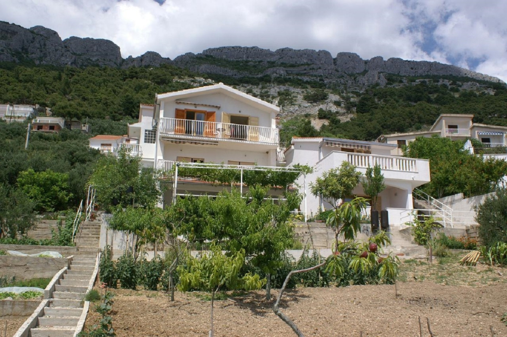 Apartment Niko - 50 m from pebble beach: A4 Pisak, Riviera Omis