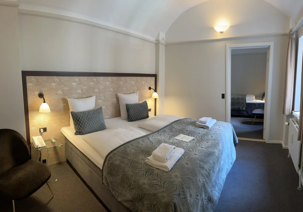 Ascot Hotel