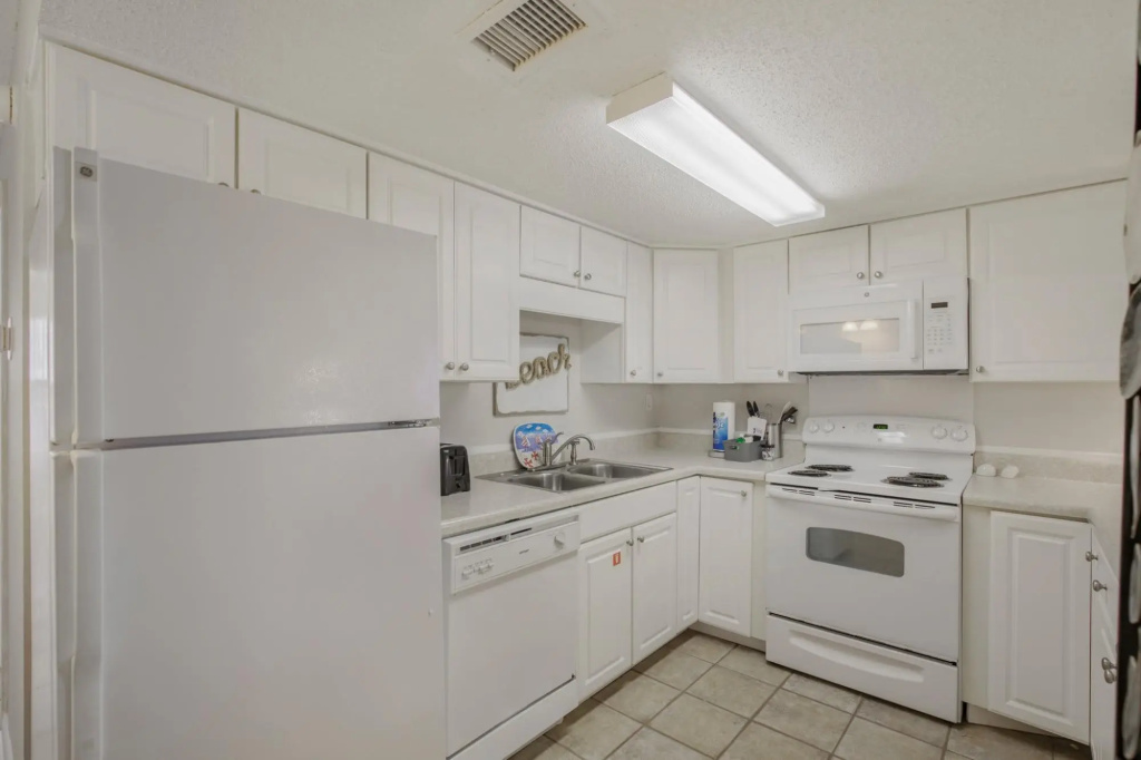 Amazing condo on the whites sands of Gulf Shores with outdoor pool