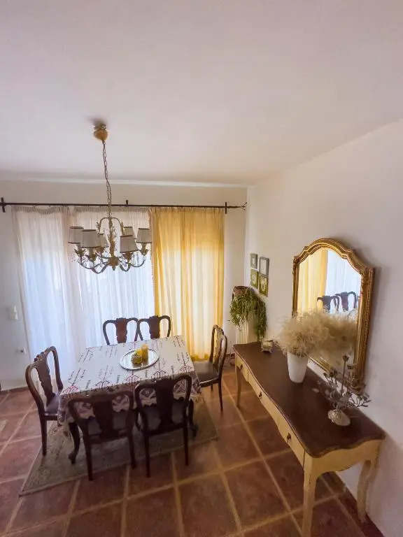 Cosy 2-Floor House with Garden