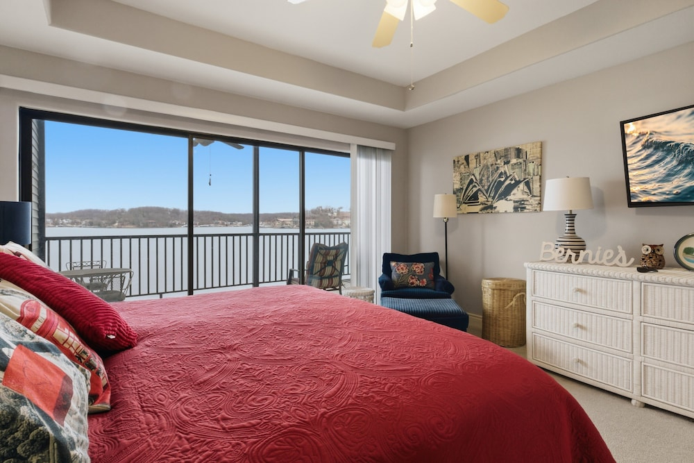Lakeview Condo at The Falls w/ Wraparound Screened Porch, 2 PWC Slips & Pools at 2 MM