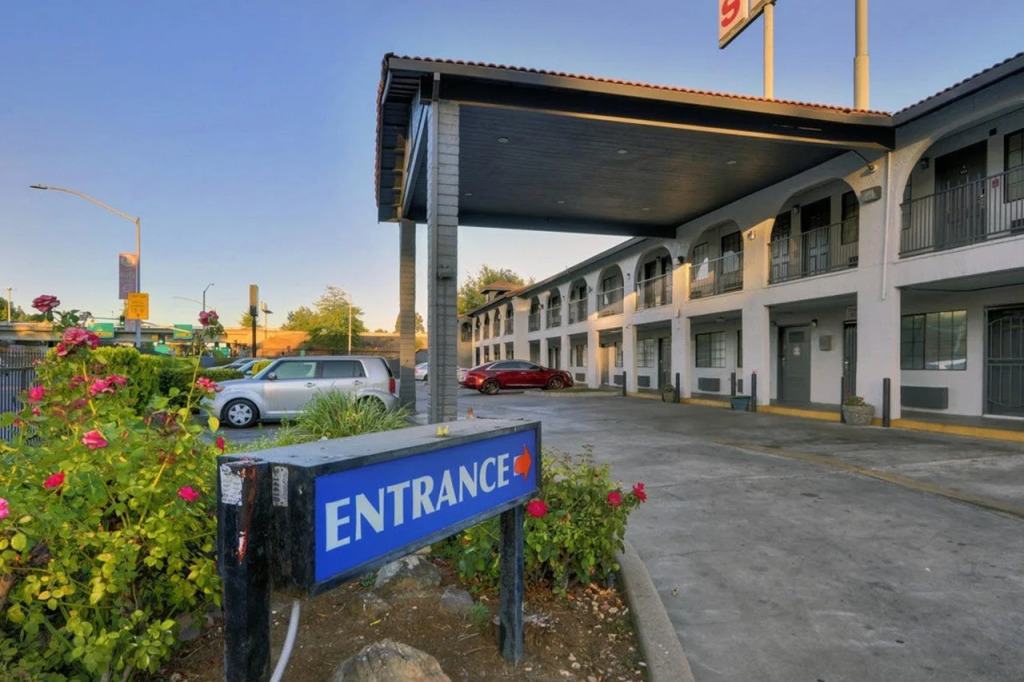 Crossroads Inn - Downtown Sacramento
