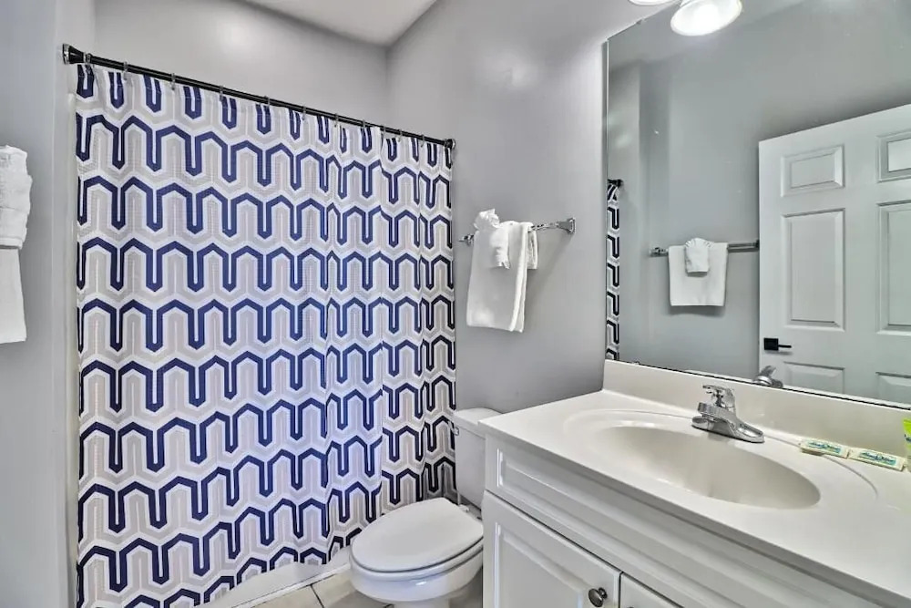 Pet-Friendly Luxury 3BR with Pool Sleeps 8 Near Beach