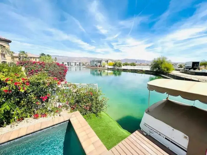 Terra Lago Lakehouse Villa, close to golf, tennis, festivals and shopping!