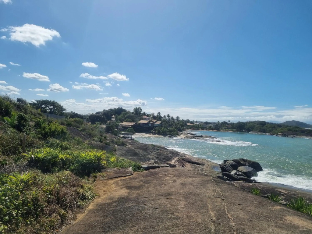 Apartamento FRENTE PARA 0 MAR - PÉ NA AREIA - 3 SUITES COM AR CONDICIONADO, 2- VAGAS DE GARAGEM - FINAMENTE DECORADO - PRAIA DO MORRO-INTERNET -WI-FI -TV COM SERVIÇOS DE DISNEY PLUS - NETFLIX -HBO MAX -STAR MAX - JOGOS AMAZON FIRE STICK - ALEXIA