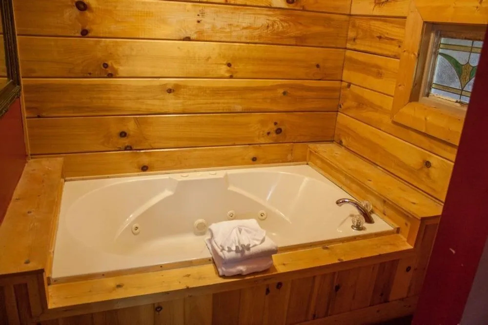 17 Honeysuckle Lodge - 5 Br Cabin