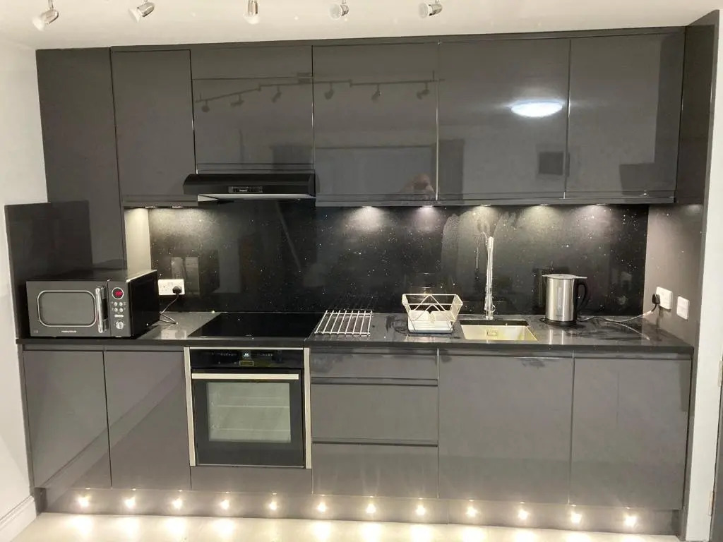 ONE BED APARTMENT GROUND FLOOR ONE MINUTE walk TOWAN BEACH FREE PARKING