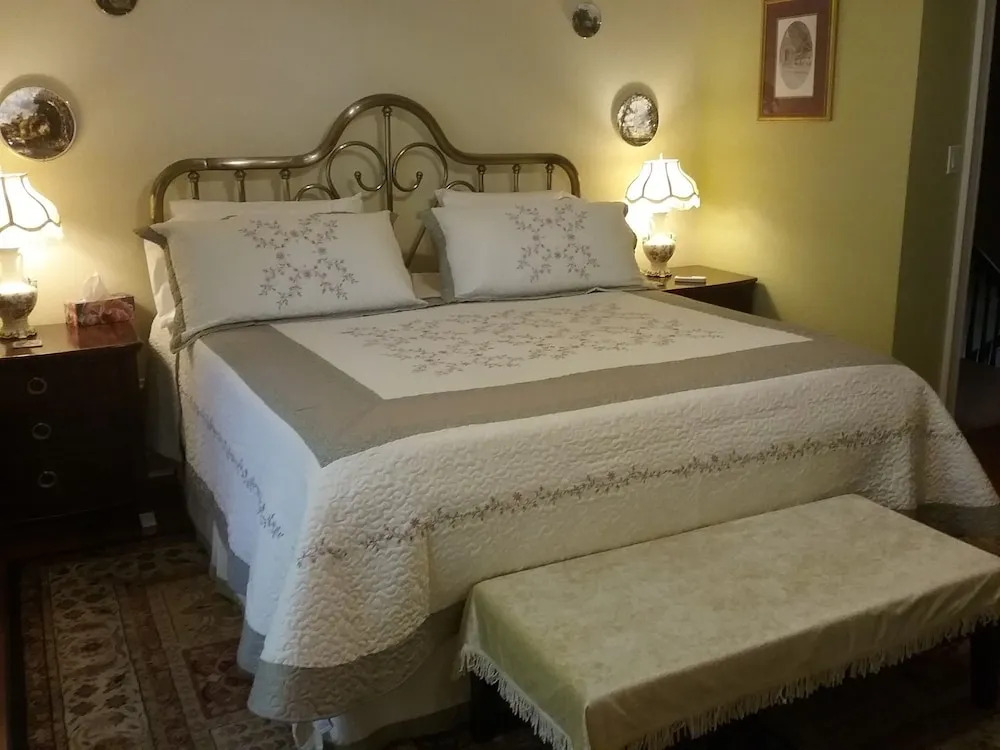 Cottage on Caledonia Bed & Breakfast