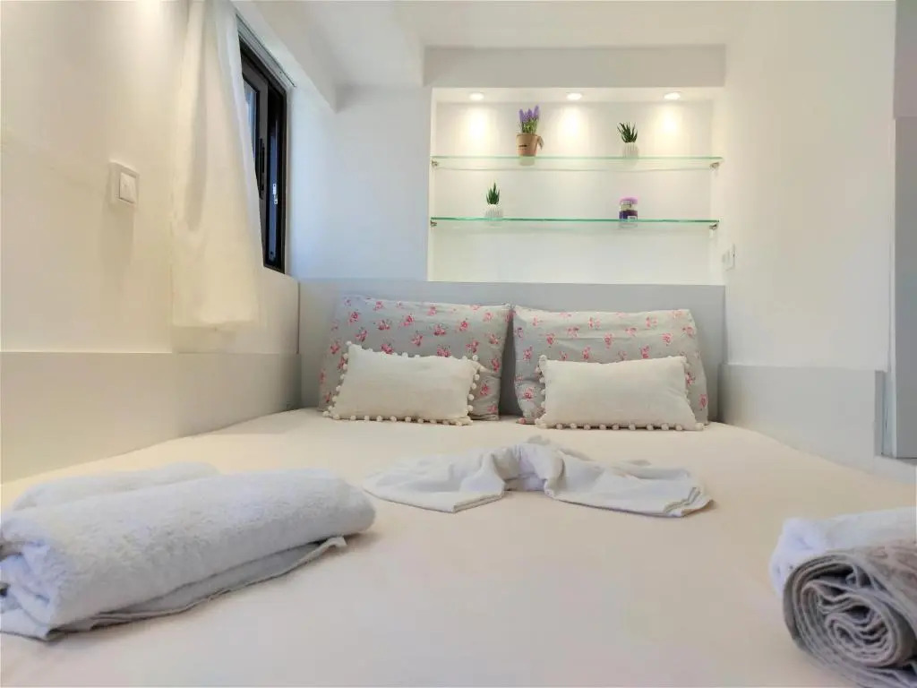 7. Luxurious sea view rooftop suite in the center!