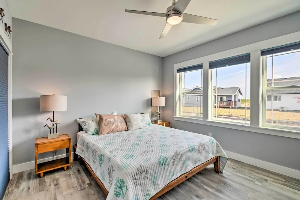 Ocean Shores Getaway w/ Fireplace & Hot Tub!