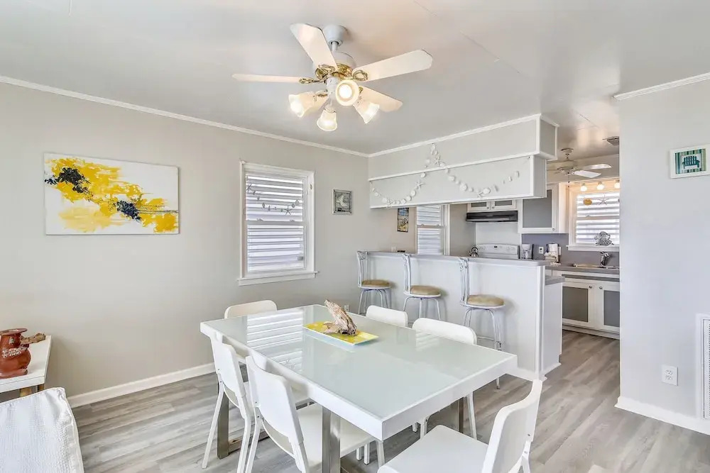 Betsy's Beachfront Cottage 3 Bedrooms 2 Bathrooms Home