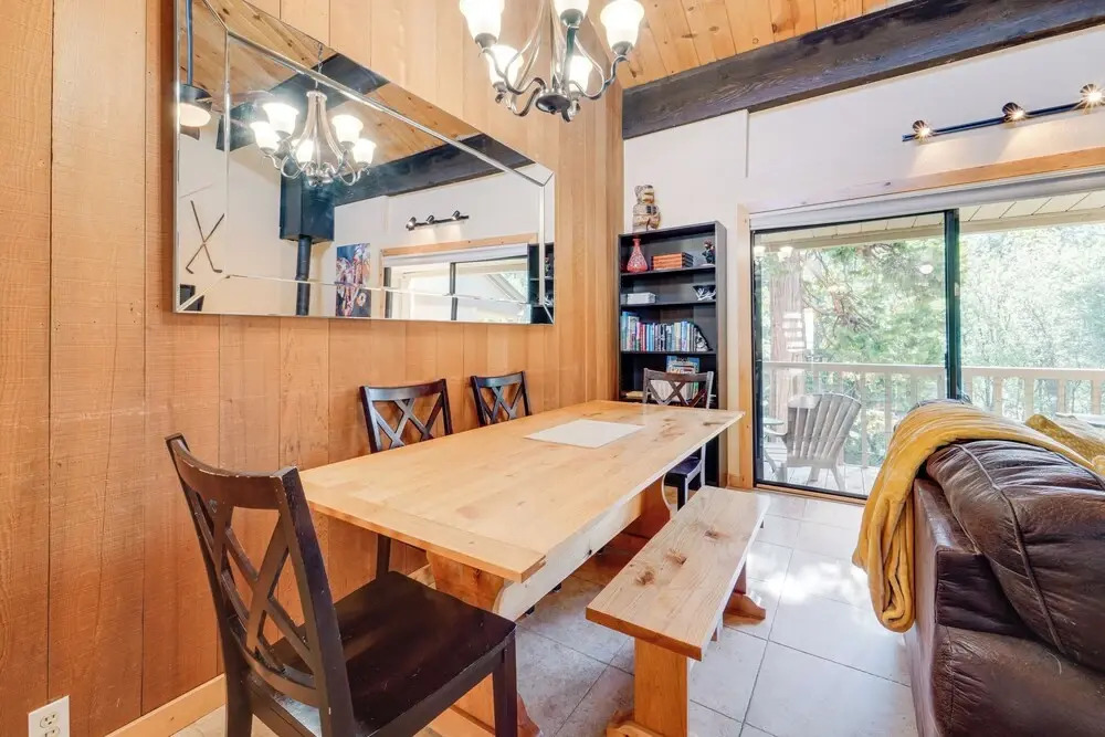 1 Mi to Lake Tahoe: Condo w/ Deck in Kings Beach!