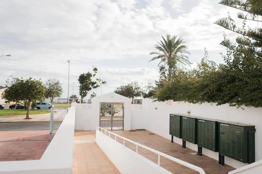 Amplio apartamento a 50m de la playa/Wide and cozy apartment 50m from the beach perfect for families