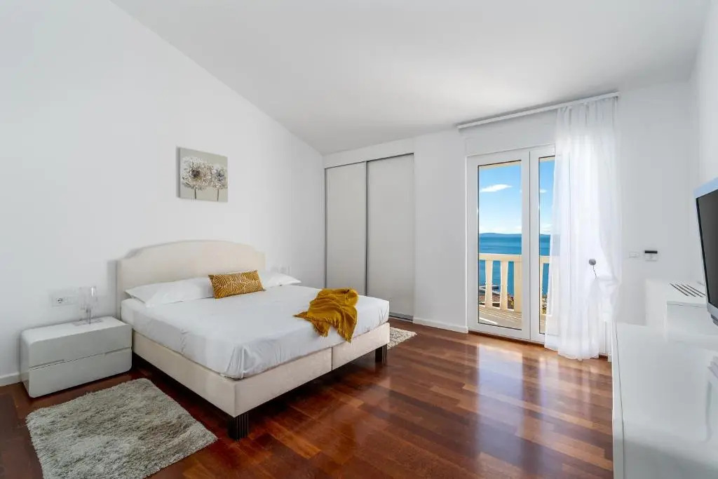 Seaview Villa MaToLi with heated 50sqm pool and 4 bedrooms, close to Split
