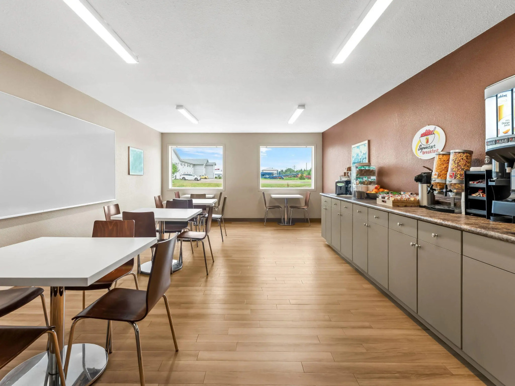 Super 8 by Wyndham Meadow Lake