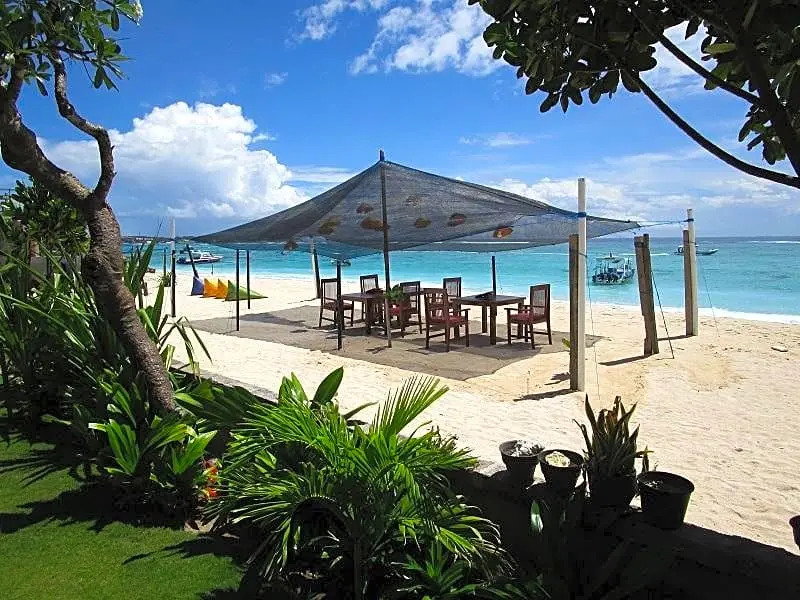 Yogi Beach Bungalow & Restaurant Lembongan