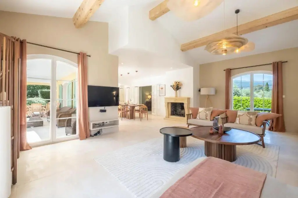 SERRENDY BIJOU de 280m2 au calme absolu avec piscine à débordement