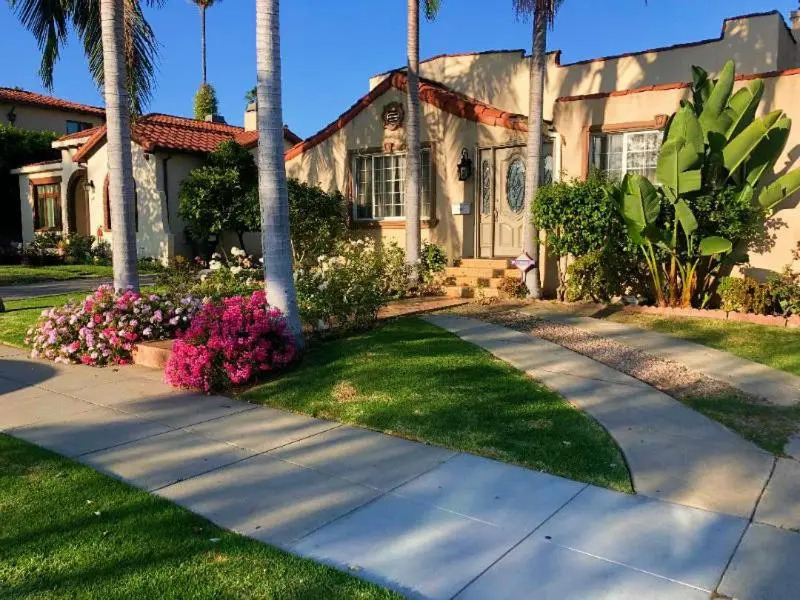 Spacious 1Bed, 1 Bath in Beverly Hills