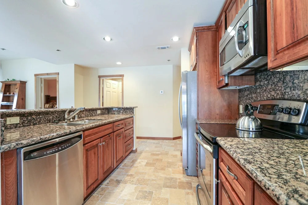 Silver Bear 22 Pet-Friendly, Cozy, Underground Parking, Walk to Canyon Lodge by RedAwning