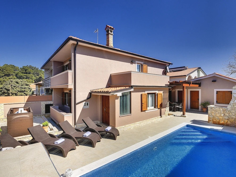 Modern Holiday Home With Swimming Pool, Terrace With Bbq, Near the Center of Pula